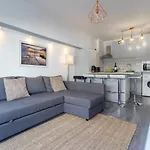 Cozy Flat Near Oura Beach