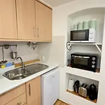 Cozy And Stylish Studio Apt Just 800M From The Beach - New On Booking!