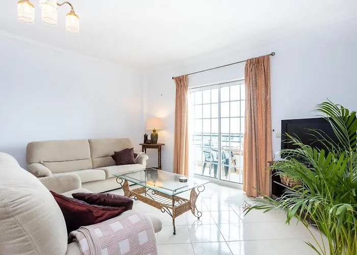 Top Floor Apartment With Great Views!