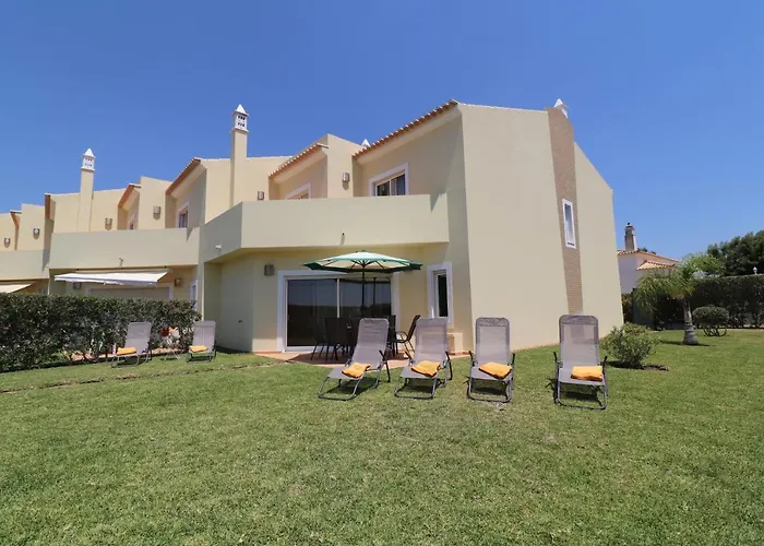 3-Bed Townhouse With Pool In Albufeira Balaia
