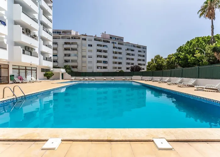 Modern 2 Bdr Flat W/Balcony And Pool By Lovelystay