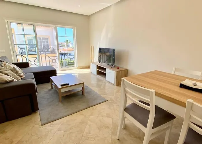 2-Bedroom Apt In Newtown W Pool