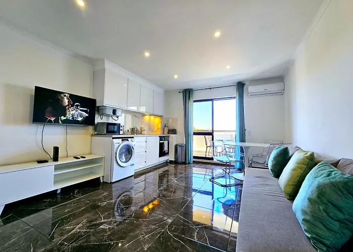 Vilanova, T0 - Modern Flat At Oura Beach On The Strip With Balcony With View To The Pool, Pool Access, Lift And Air Conditioning