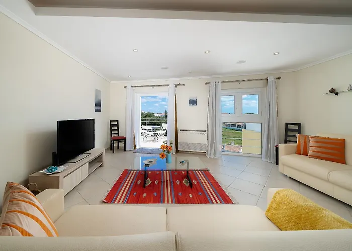 Newly Remodeled 2Bd Brilliant Oura Strip 9Min Beach