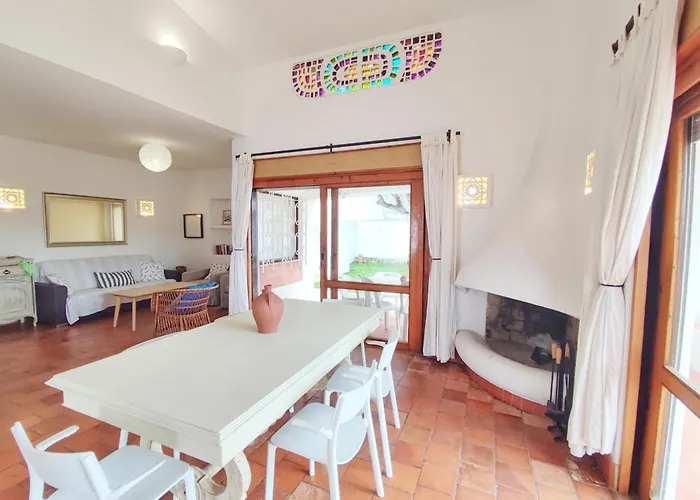 Oura Family House