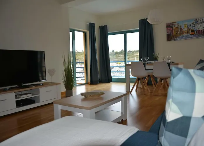 Stunning Apartment With Marina Views