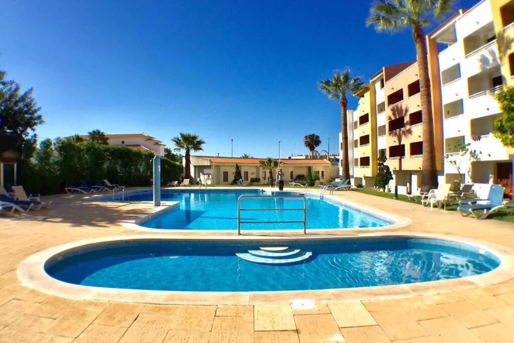 Bellavista Avenida Pool And Center *