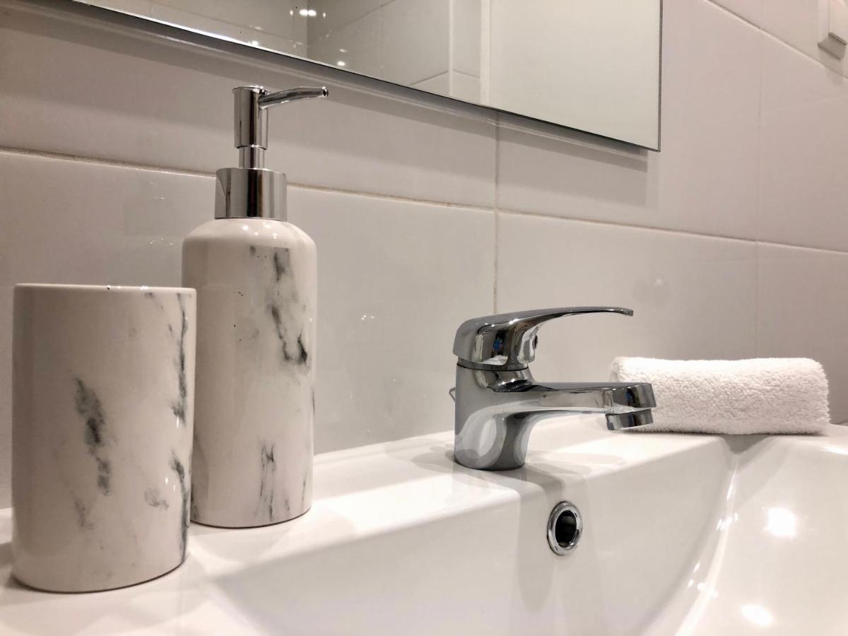 Cozy And Stylish Just 800m From The - New On Booking! Apartment *