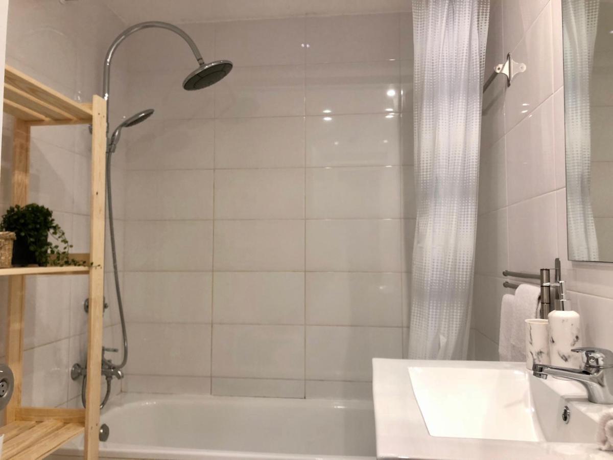 Cozy And Stylish Just 800m From The - New On Booking! Apartment *