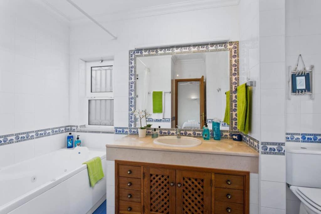Villa White Sands - Private Oasis, Heated Pool, Beaches & Strip Nearby *