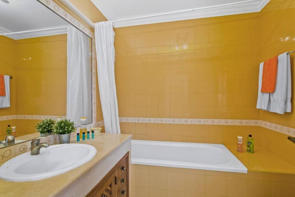 Villa White Sands - Private Oasis, Heated Pool, Beaches & Strip Nearby Albufeira