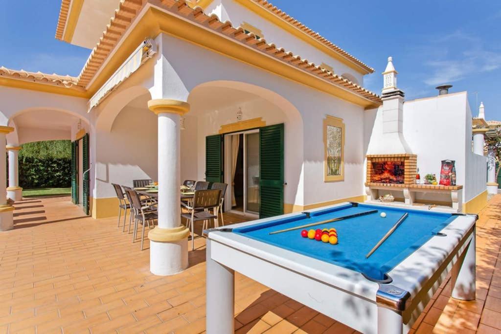White Sands - Private Oasis, Heated Pool, Beaches & Strip Nearby Villa Albufeira