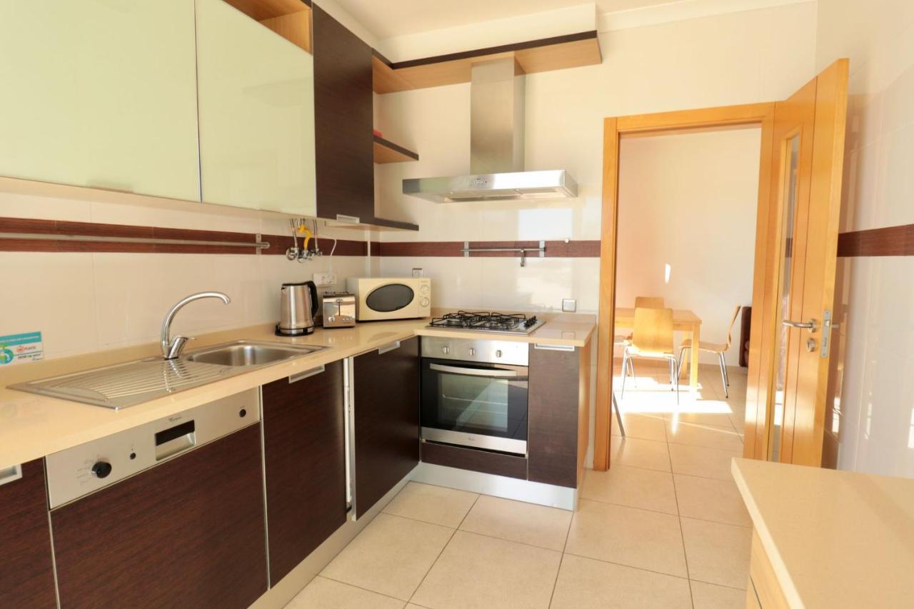 Olhos De Agua 1br With Pool, Ac And Free Parking