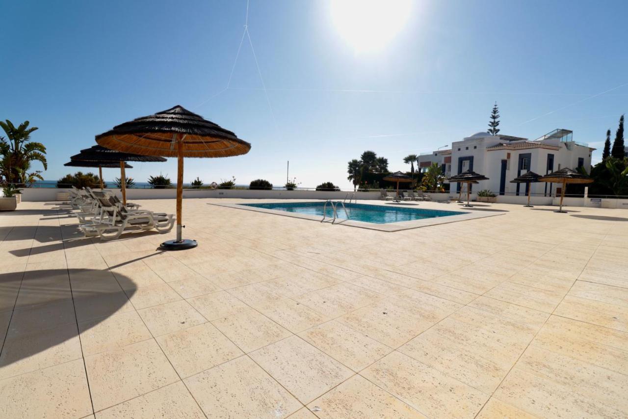 Olhos De Agua 1br With Pool, Ac And Free Parking *