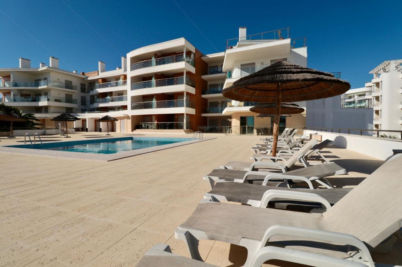 Apartment Olhos De Agua 1br With Pool, Ac And Free Parking *