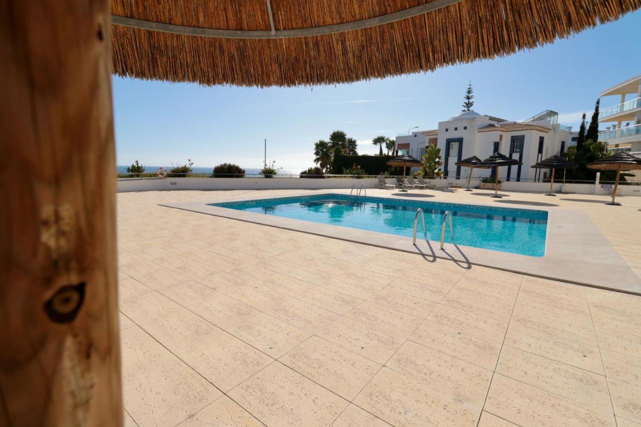 Olhos De Agua 1br With Pool, Ac And Free Parking *