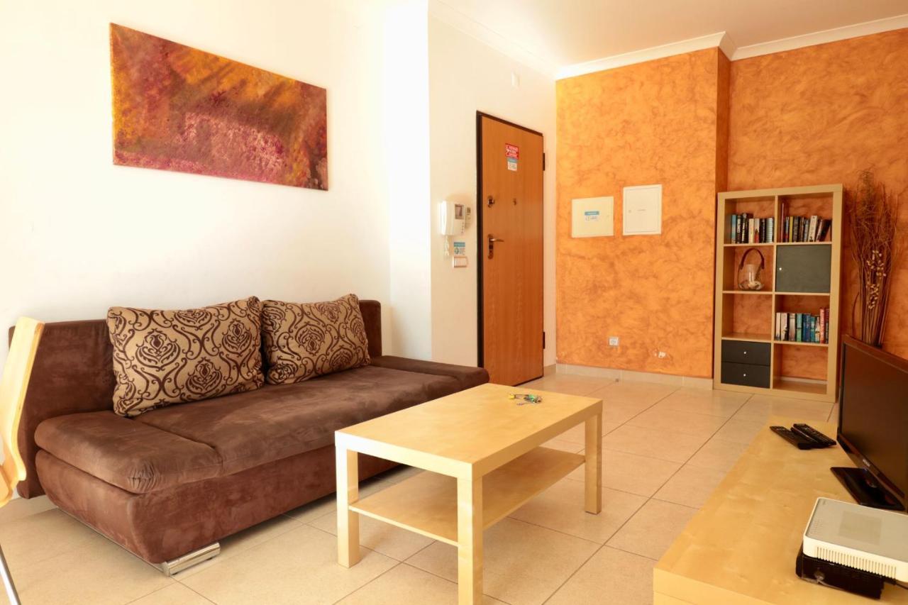 Olhos De Agua 1br With Pool, Ac And Free Parking *