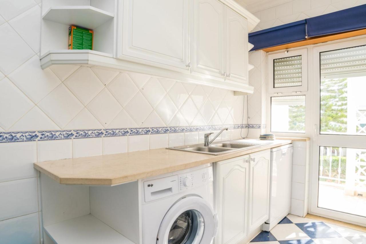 Oura Beachside Retreat: Pool, Wi-fi & Location * Albufeira