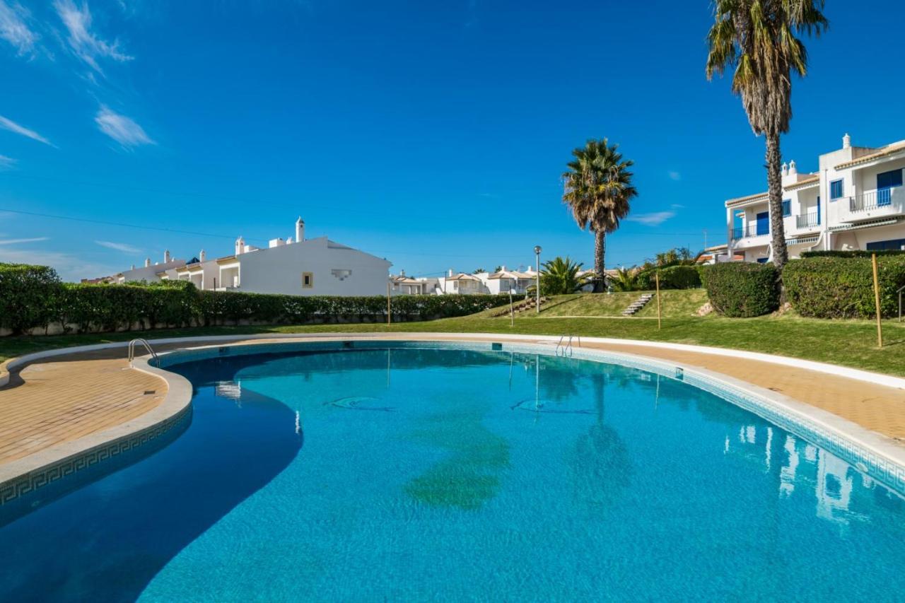 Apartment Oura Beachside Retreat: Pool, Wi-fi & Location Albufeira