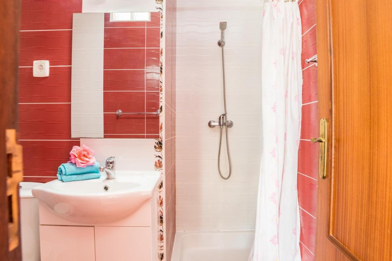 Apartment Oura Beachside Retreat: Pool, Wi-fi & Location