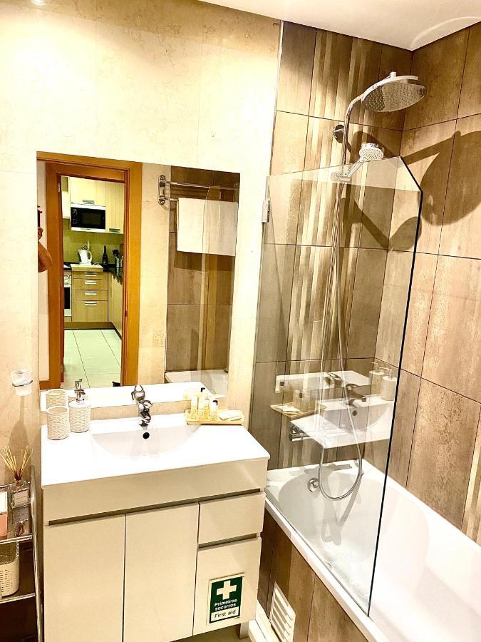 Beachfront Flat, Private Parking, Pools, Sea At Less Than 200 M (adults Only) * Albufeira