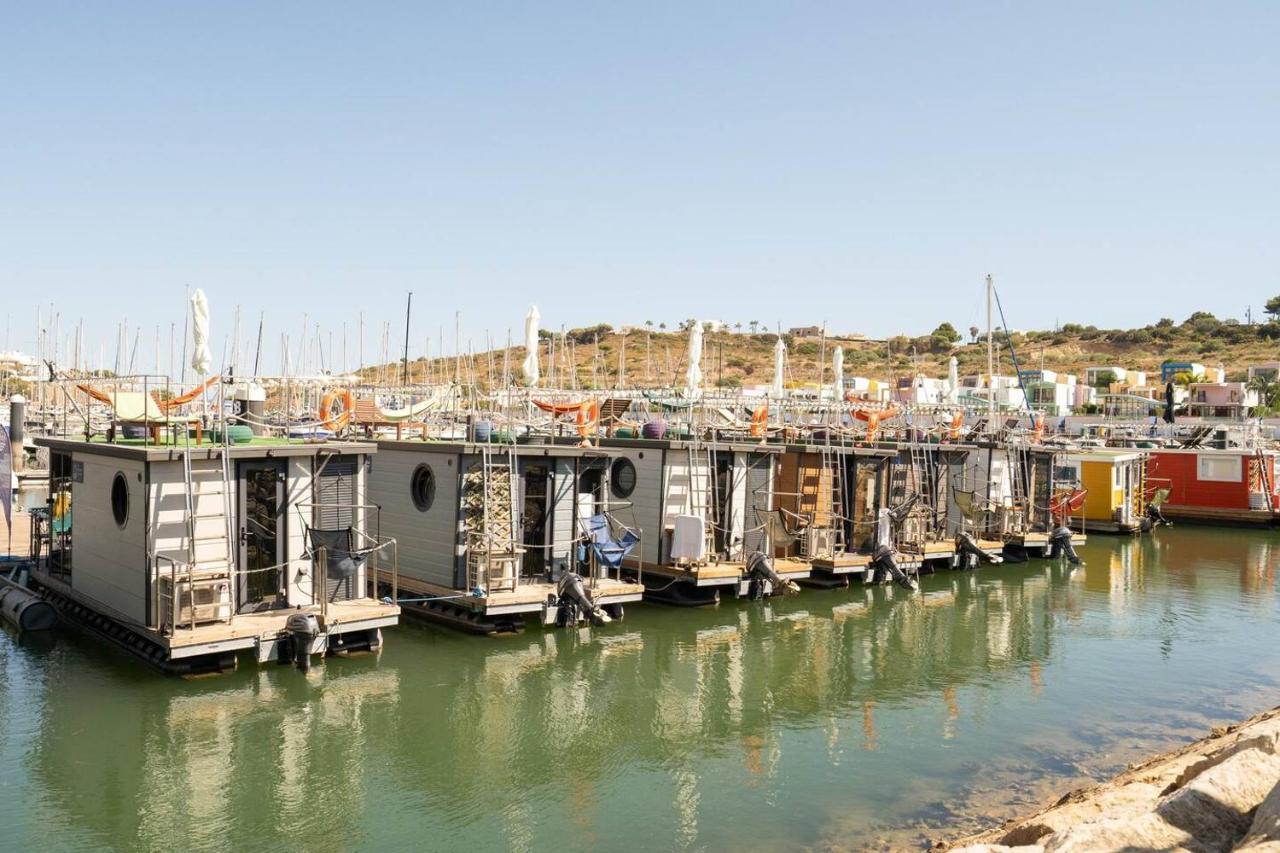 The Homeboat Company Botel 3*