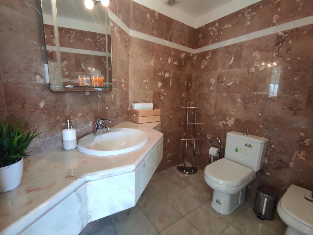 Magna Near The Strip With Bbq, Ac, Balcony, Parking, 4 Tvs And Free Wifi