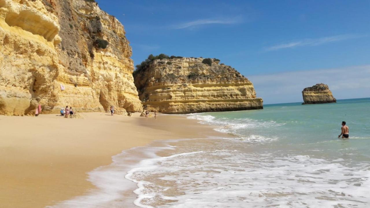 Luxurious First Floor With Balconies Overlooking Pool And Gardens. Appartement Albufeira