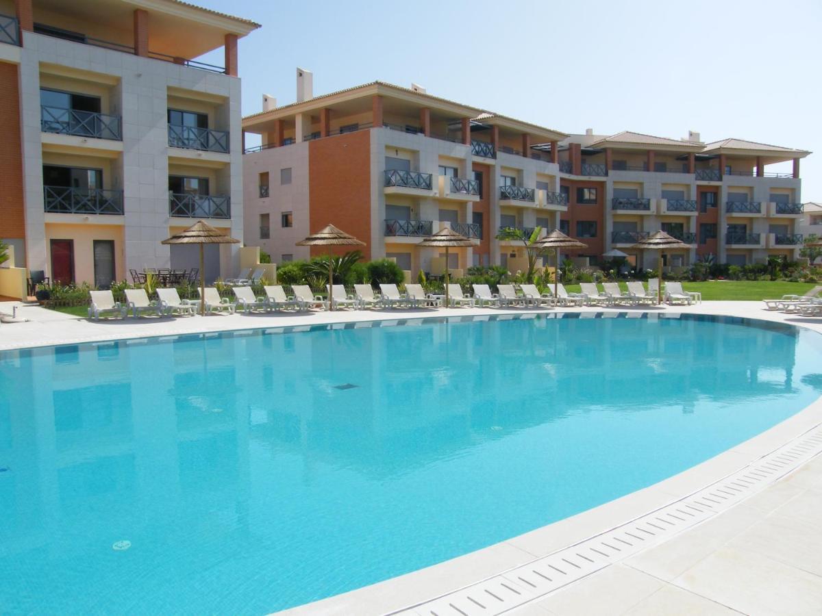 Luxurious First Floor With Balconies Overlooking Pool And Gardens. Appartement