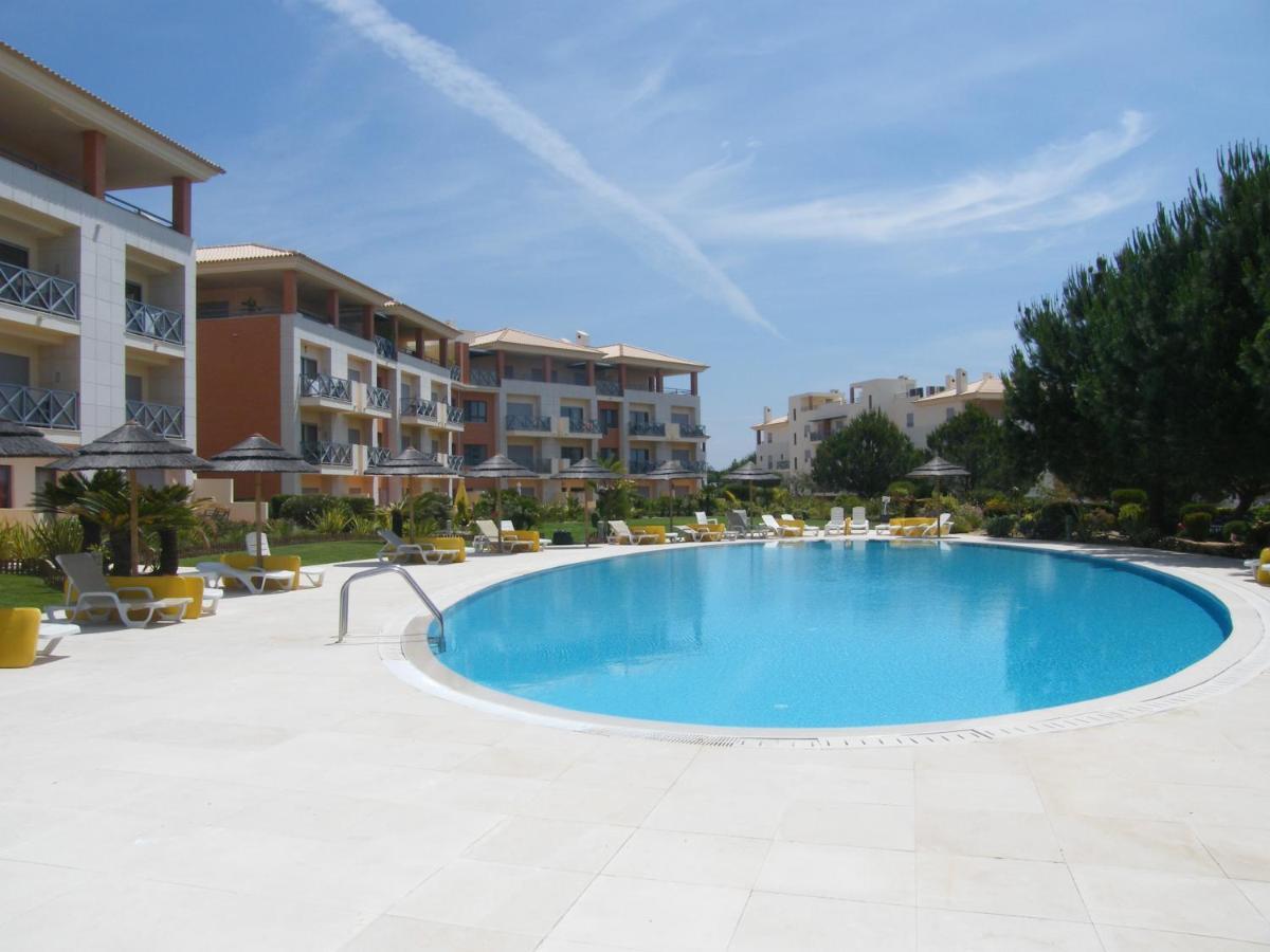 Luxurious First Floor With Balconies Overlooking Pool And Gardens. Albufeira