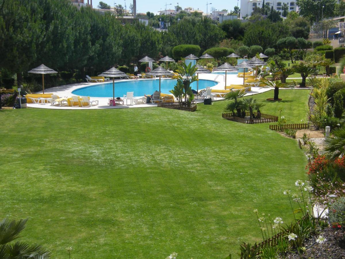Luxurious First Floor With Balconies Overlooking Pool And Gardens. Albufeira