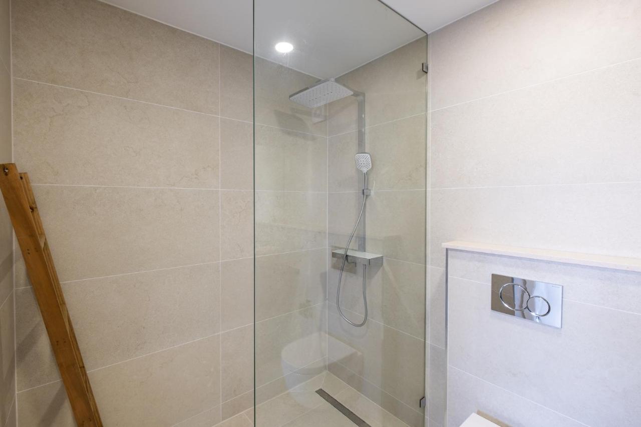 Appartement - Sleep 5 - Pool - Free Wi-fi - Air Con *