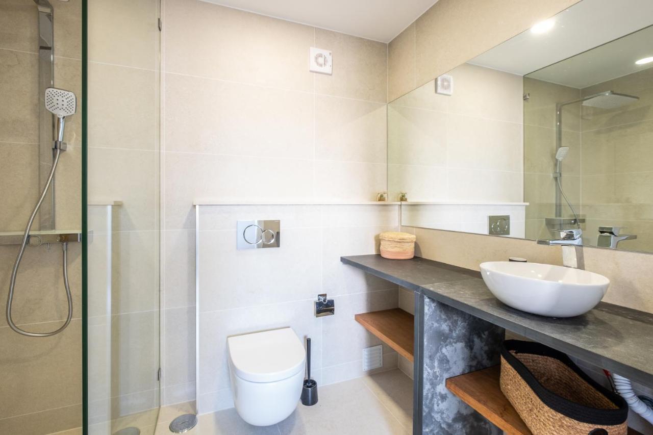 - Sleep 5 - Pool - Free Wi-fi - Air Con *