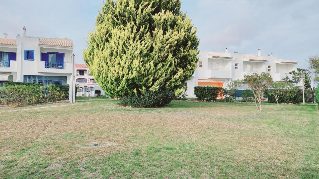 Apartment Oura Beachside Retreat: Pool, Wi-fi & Location Albufeira