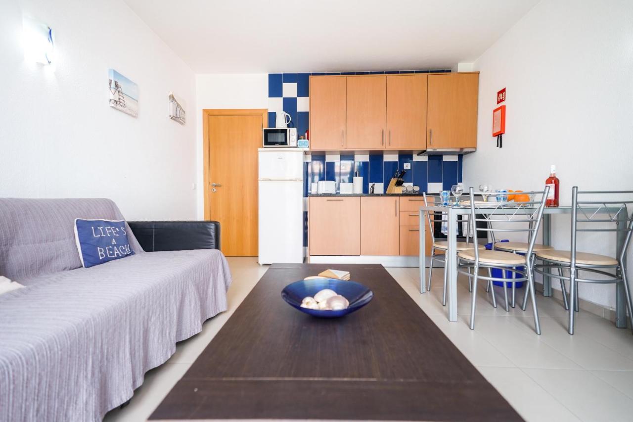 Bay View W/pool 3-min Walk To The Apartment