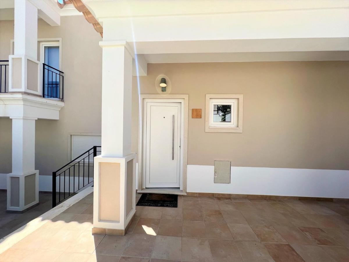 Deluxe With Pool By Homing Holiday home *