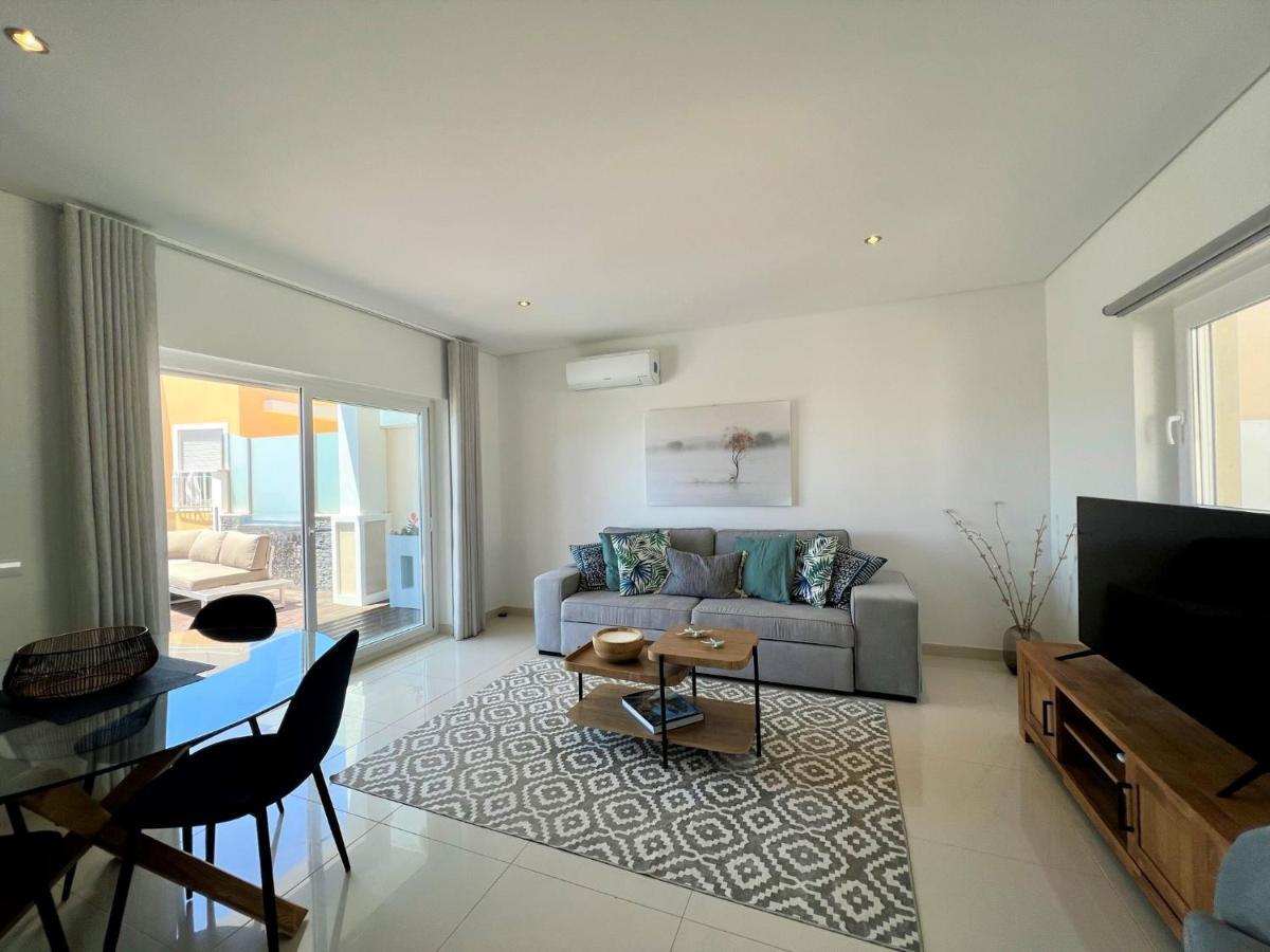 Deluxe With Pool By Homing Holiday home *