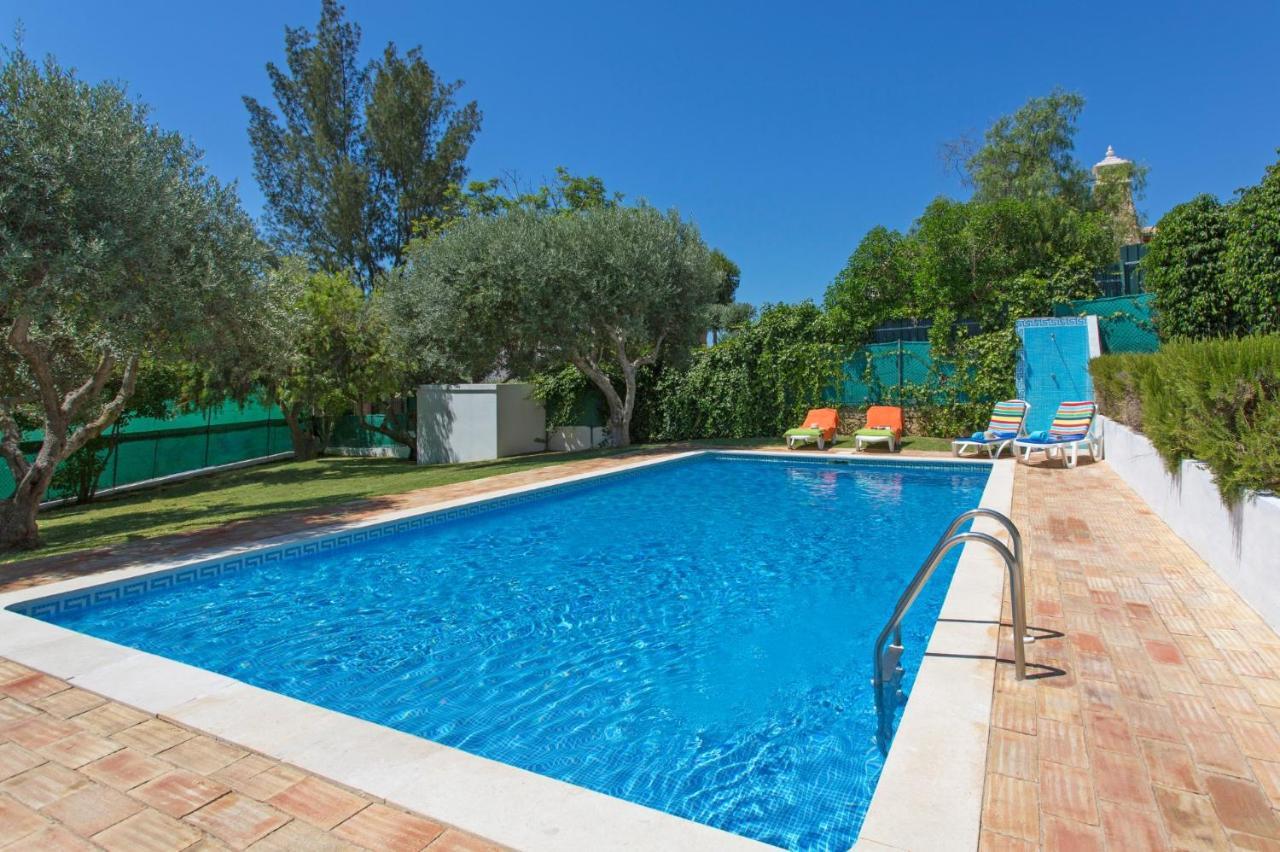 Villa Emilio Pequena By *