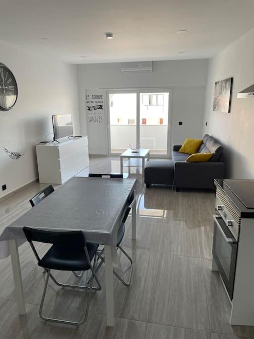 Superbe Appartement, Parking,300 M De La *