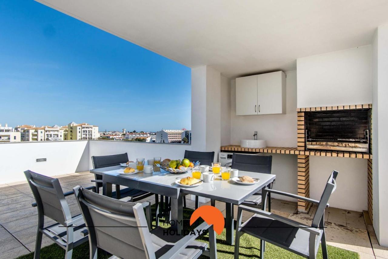 Apartment #143 Penthouse By Holidays *