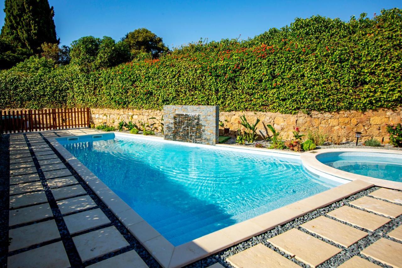 Lotus 2, Villa Albufeira