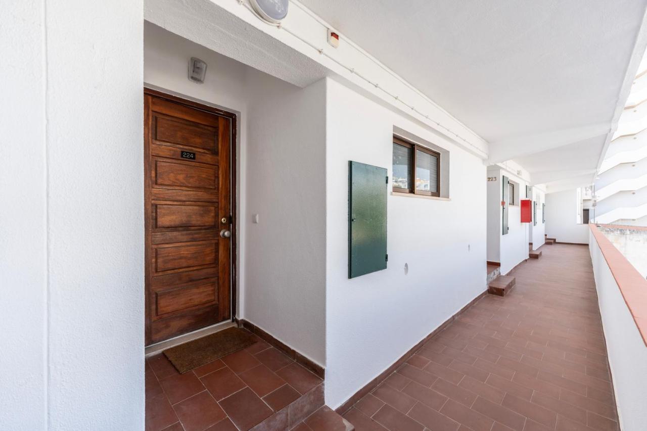 Apartment Modern 2 Bdr Flat W/balcony And Pool By Lovelystay