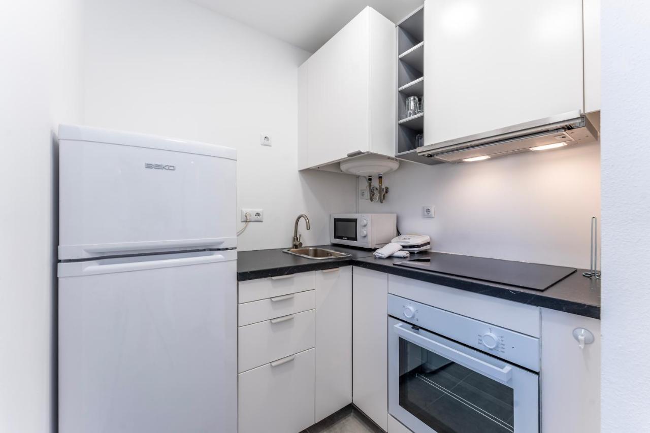 Modern 2 Bdr Flat W/balcony And Pool By Lovelystay Apartment *