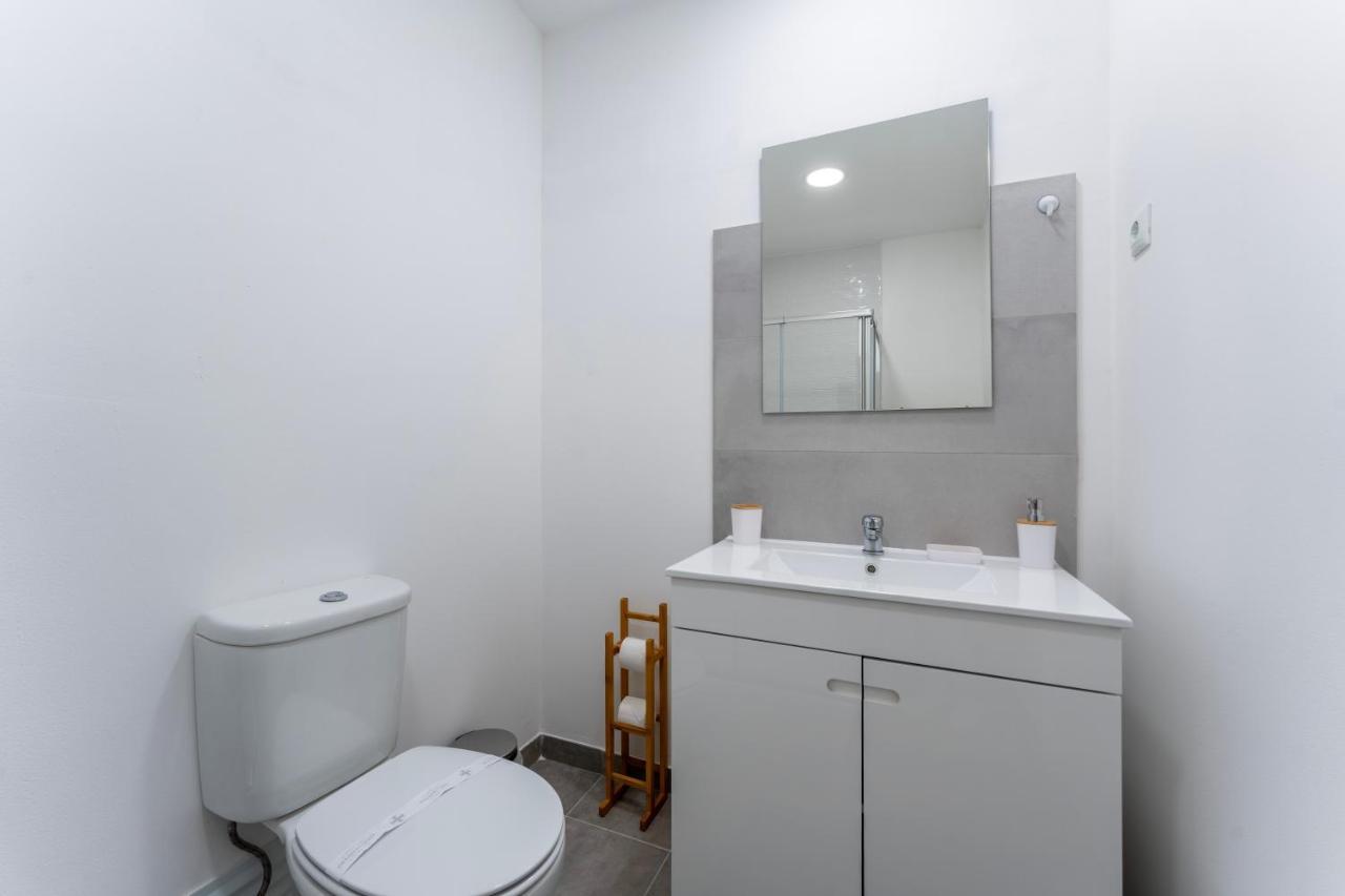 Modern 2 Bdr Flat W/balcony And Pool By Lovelystay