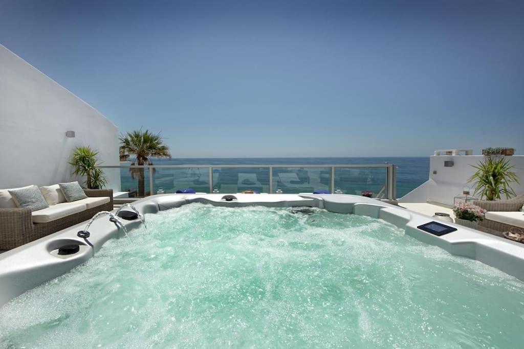 Casa Coelho - Jacuzzi Rooftop- Frente Mar- Chic Holiday home Albufeira