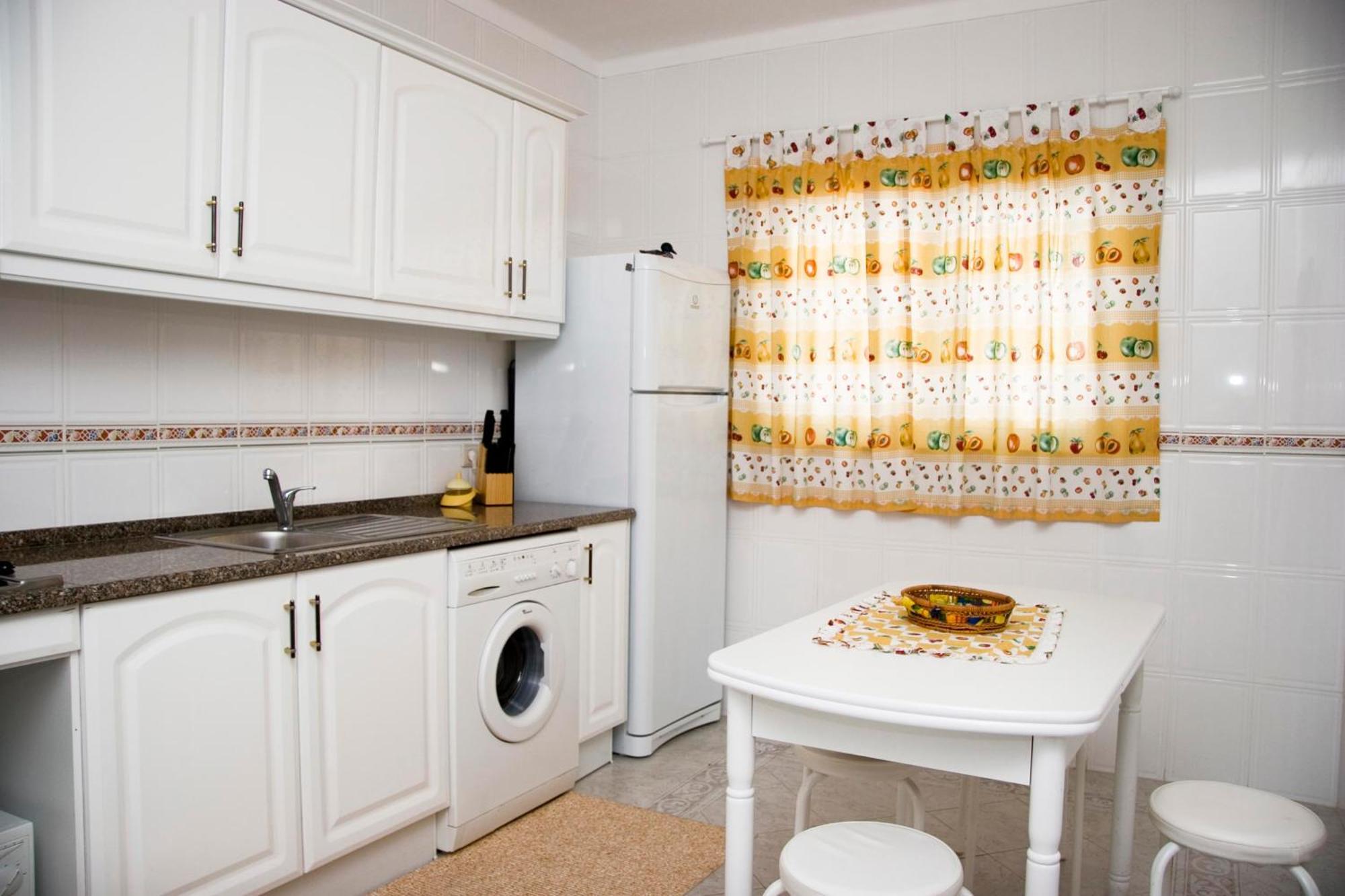 Os A Ramos Na Da Gale Estao Inserido Em Com Piscina, Fica Apenas A 350 Metros Da Da Gale - Com Ar Condicionado Tanto Nos Quartos Na Sala, Smart Tv Com Prime Video E Cozinha Completa Appartement Albufeira