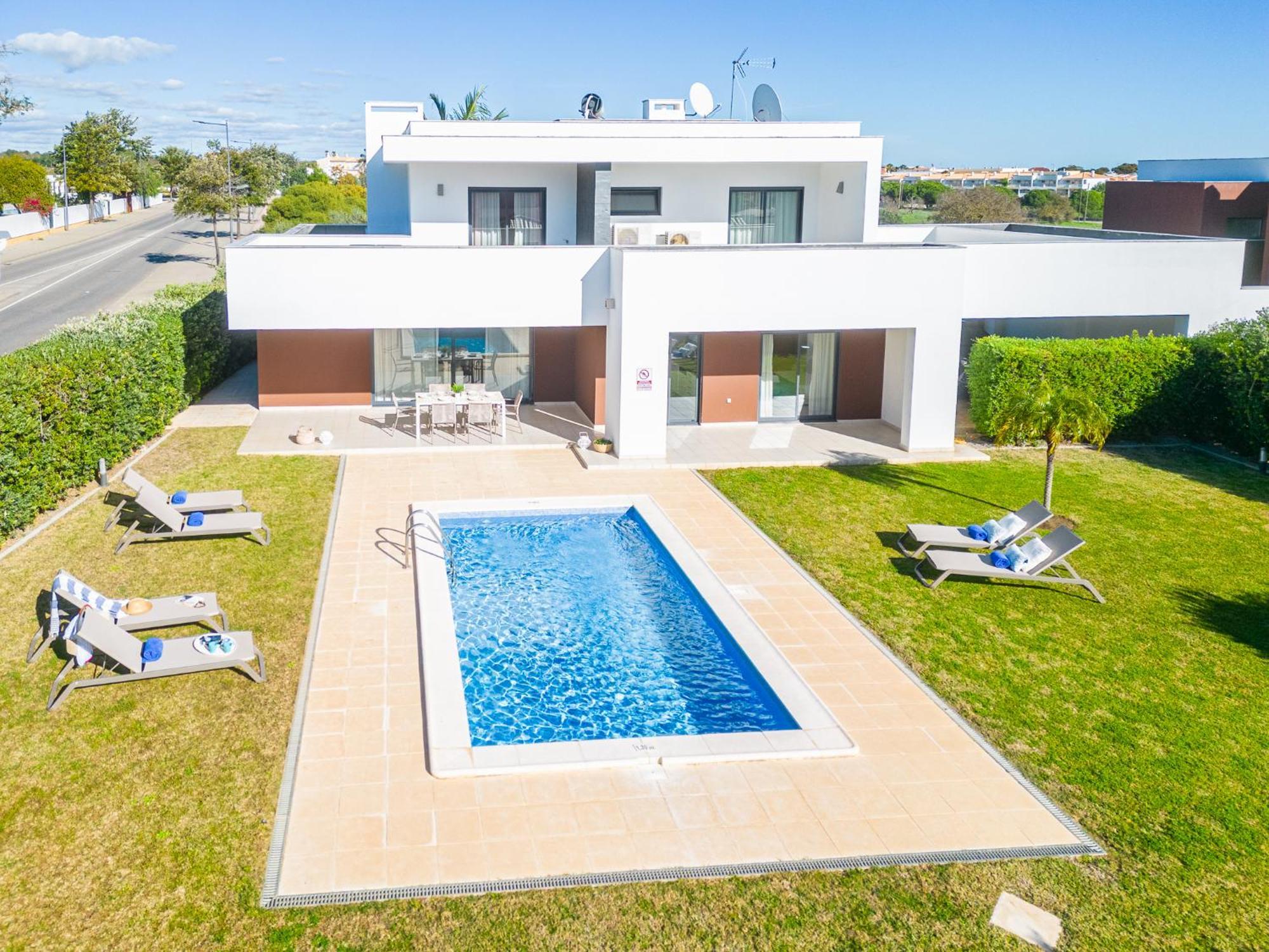 Villa Novochoro - Large Garden- Heatable Pool Albufeira
