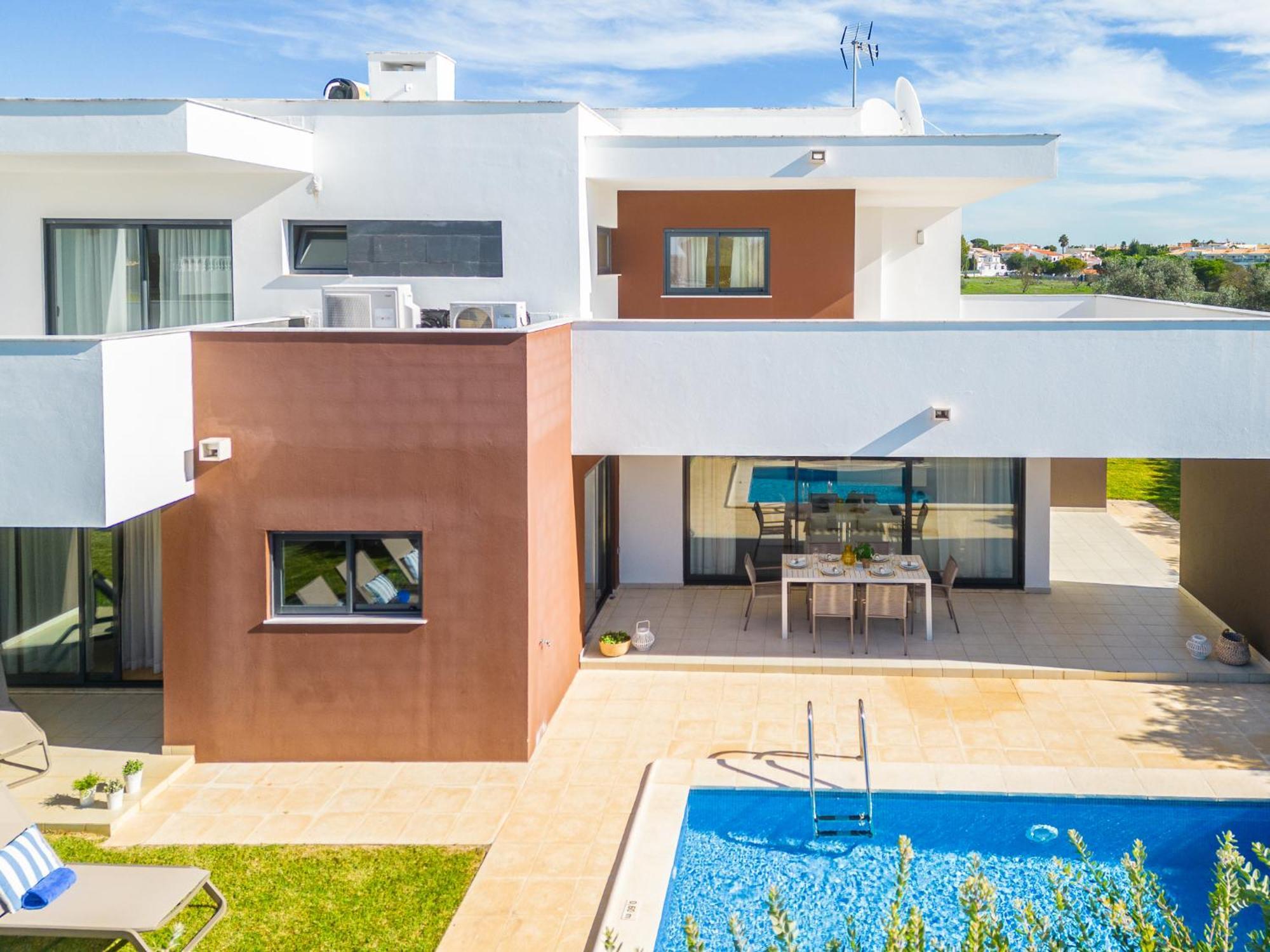 Villa Novochoro - Large Garden- Heatable Pool Albufeira
