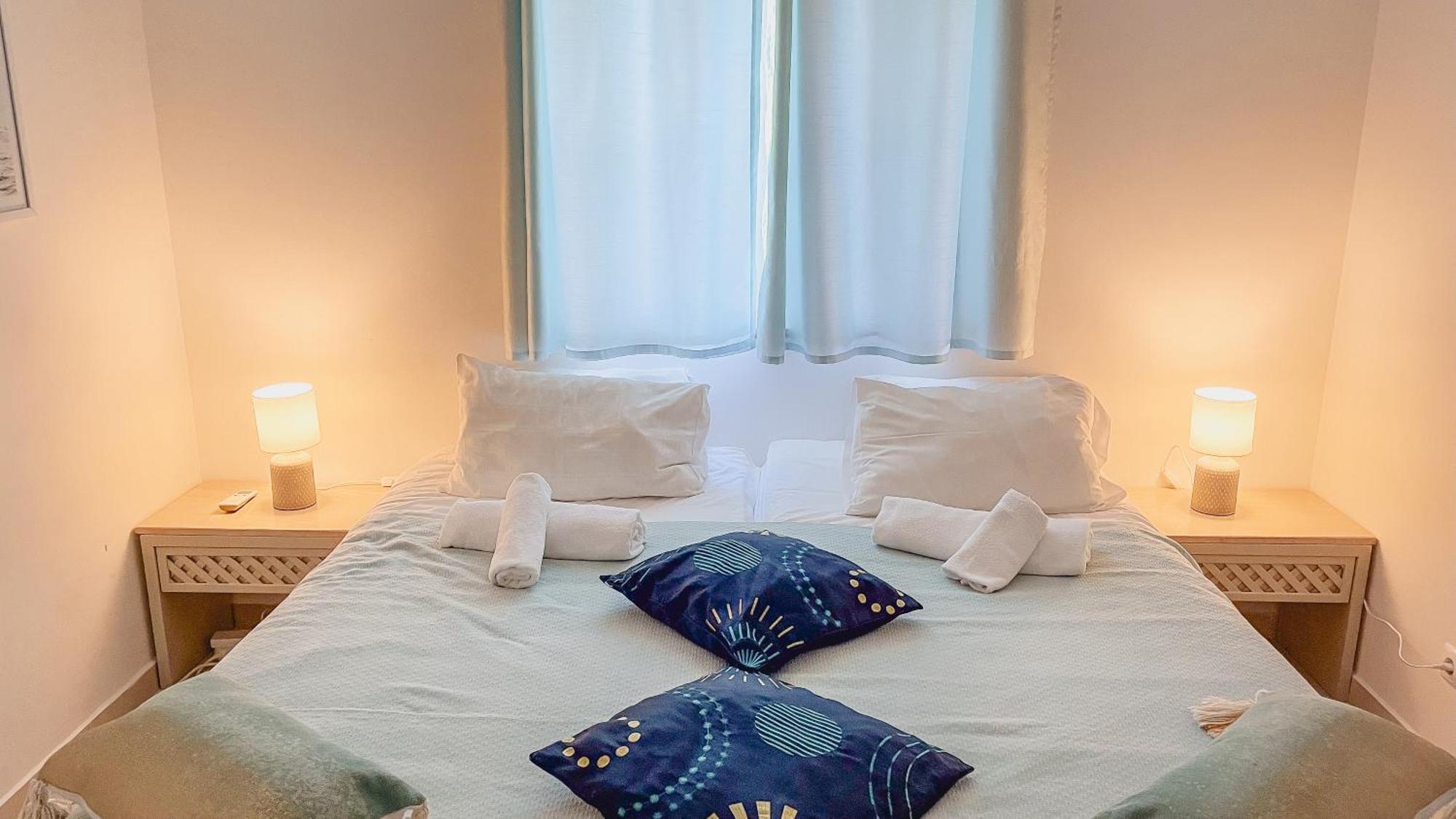 Apartment 2 Bed 2 Bath Poolside With Wi-fi And Ac Albufeira