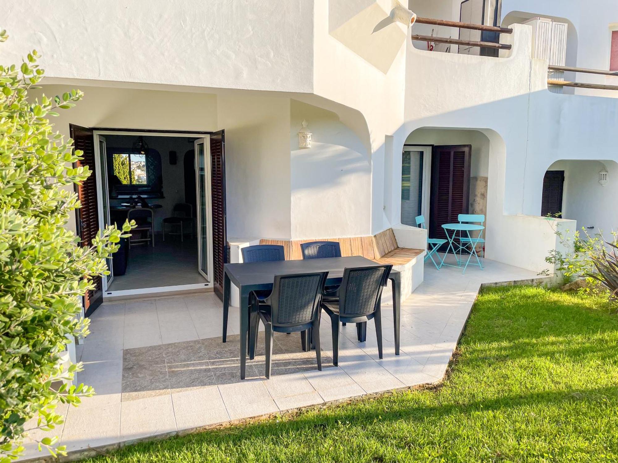 Apartment 2 Bed 2 Bath Poolside With Wi-fi And Ac